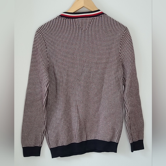 Tommy Hilfiger V-Neck Preppy Sweater, Men's XL - Picture 7 of 7